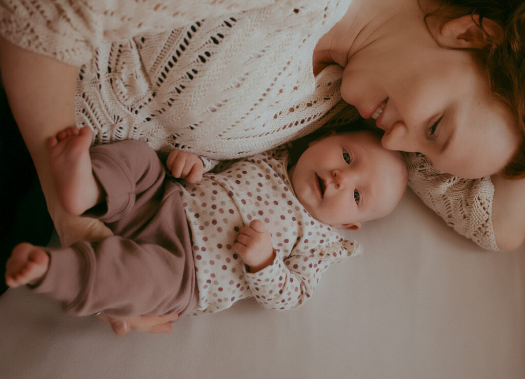 Mama und Baby Kuscheln beim Newbornshooting im Bett