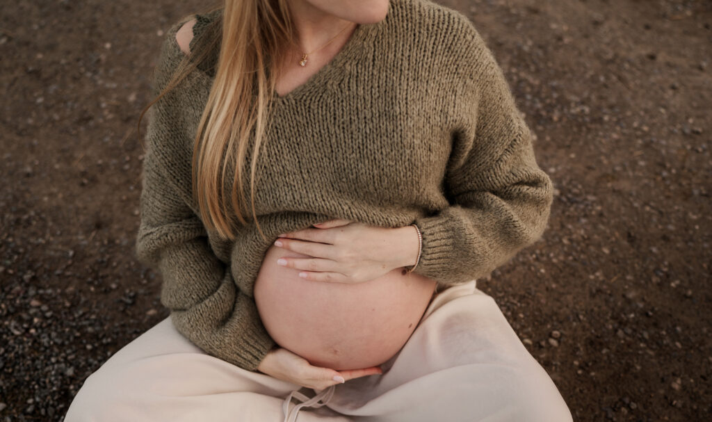 Nahaufnahme eines schönen Babybauches