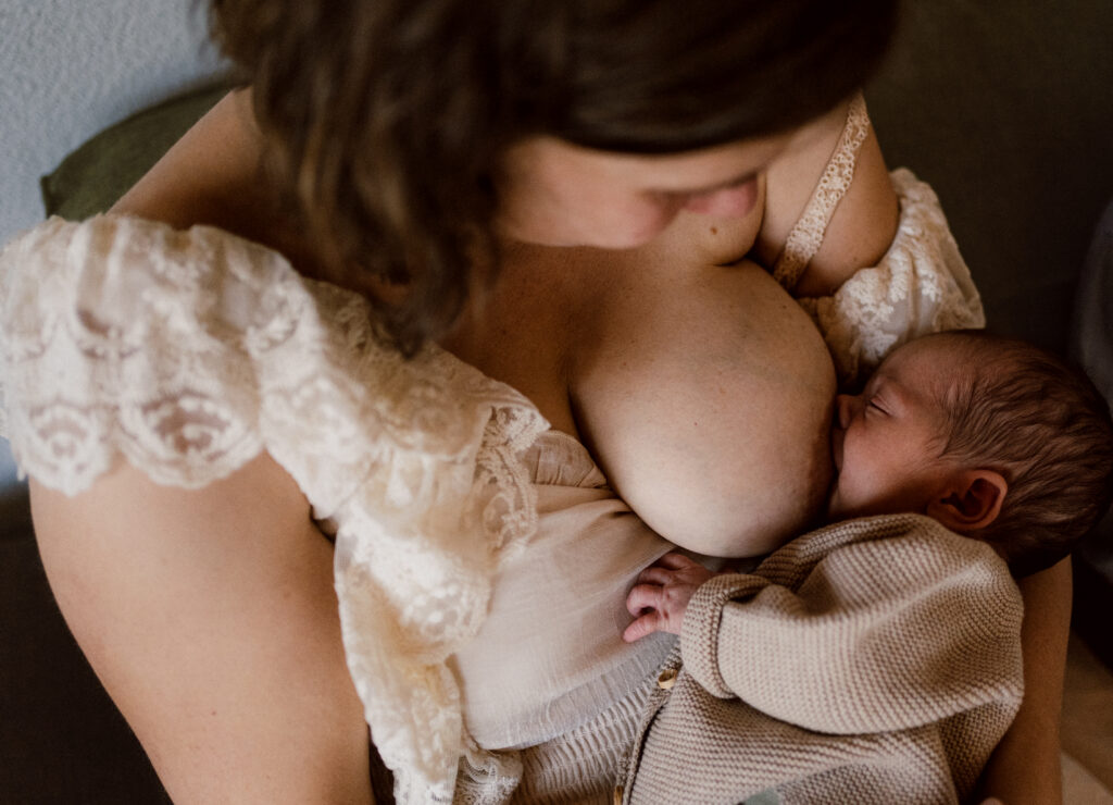 Das Baby am Stillen beim Babyshooting
