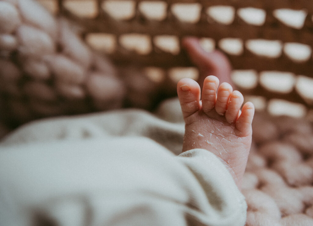 Detailaufnahmen von Babyfüssen beim Neugeborenenshooting